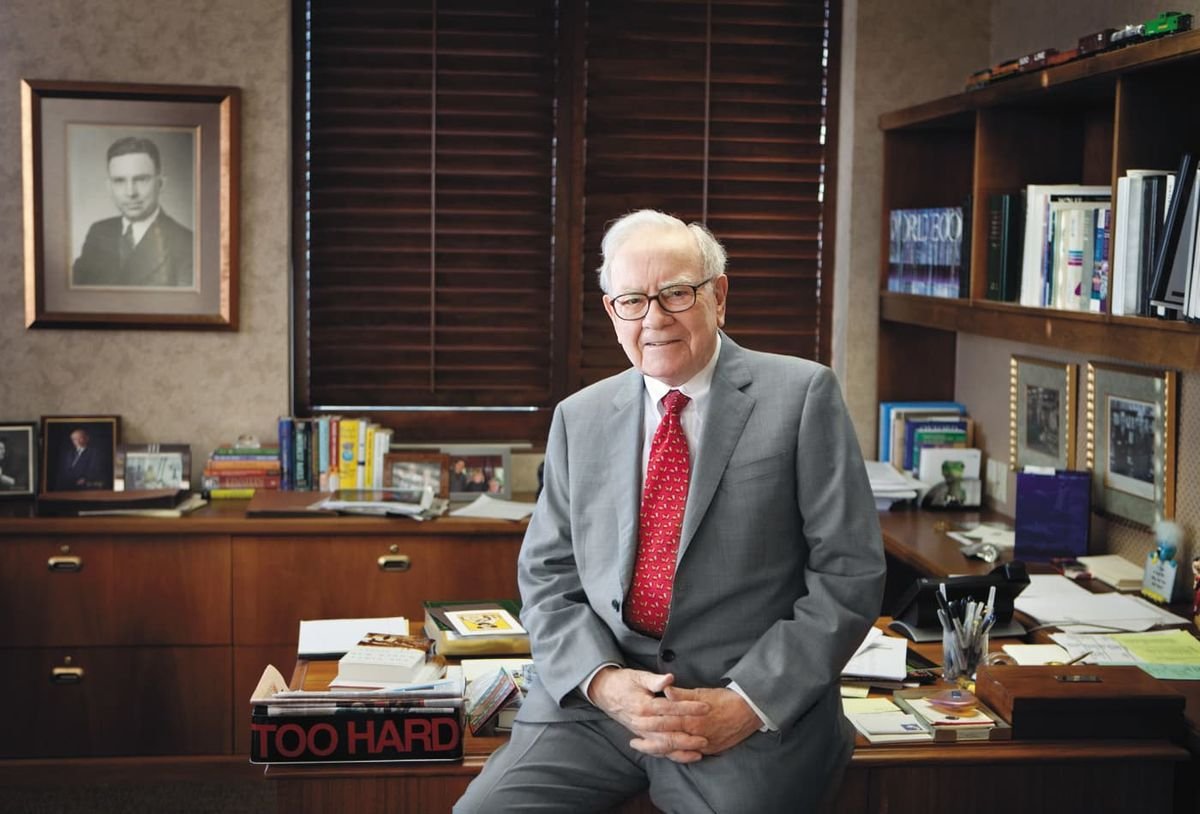 Warren Buffett Steps Down: What Happens to Berkshire Hathaway After Its Legendary Leader?